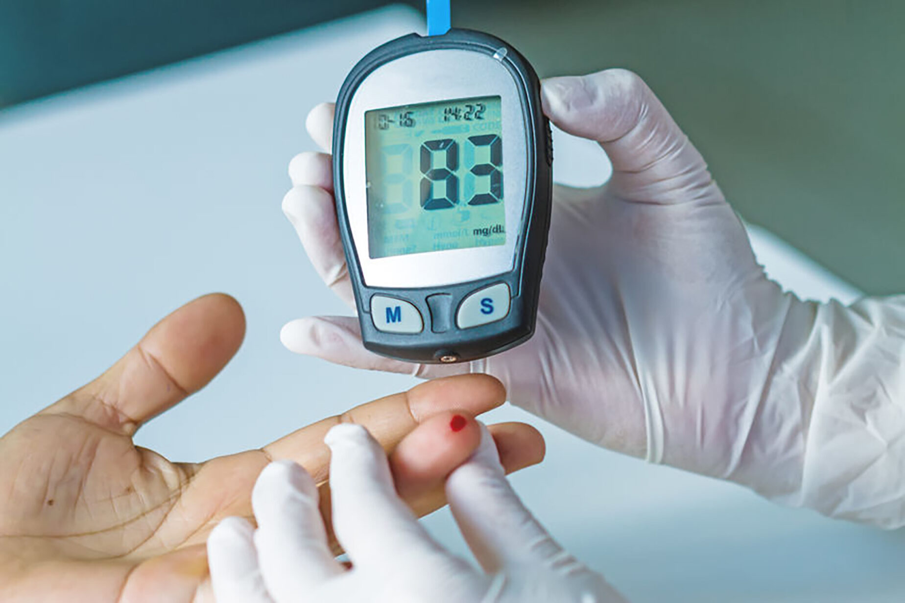 blood glucose meter, the blood sugar value is measured on a fing